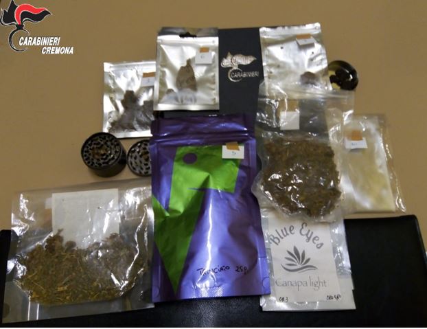 Pusher addormentato: beccato con diverse buste di droga mentre dormiva in auto
