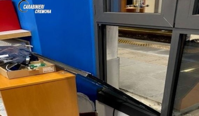 Con un calcio spacca una vetrata in stazione, 51enne denunciato