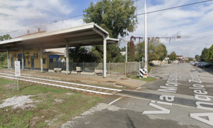 Pizzighettone: 81enne confuso finisce con l'auto sui binari della stazione