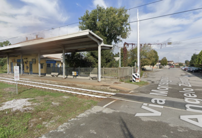 Pizzighettone: 81enne confuso finisce con l’auto sui binari della stazione