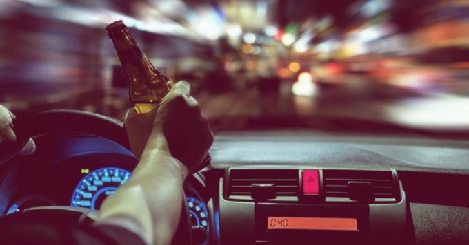 Esce fuori strada e rifiuta di fare l’alcol test, ritirata la patente