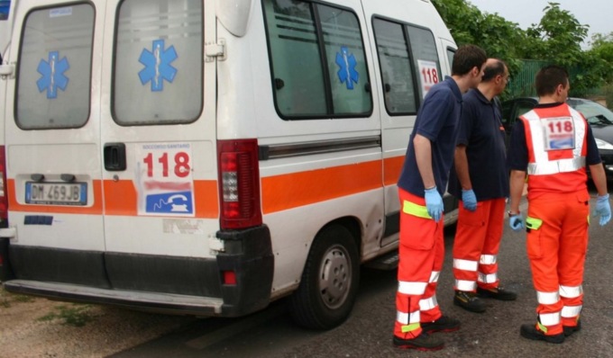 Schianto tra due vetture: sette persone soccorse tra cui tre bambini