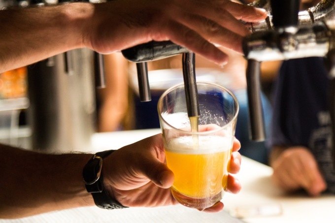Sulla birra false etichette per spacciarla come analcolica, denunciato titolare bar dello Stadio Zini