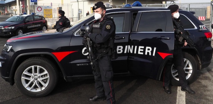 Trovato con coltelli e droga: denunciato un 44enne