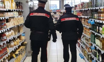 Furto aggravato al supermercato e ricettazione, denunciati in due dai carabinieri