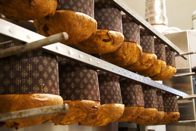 Panettoni spacciati per artigianali, guai per una pasticceria del centro di Cremona
