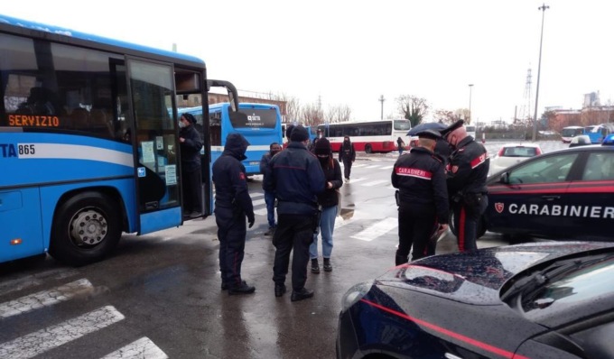 Minorenne palpeggiata e baciata alla fermata del bus, 73enne arrestato per violenza sessuale