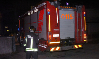 Incendio a Cremona: in fiamme un appartamento di via Degli Argini, tre intossicati