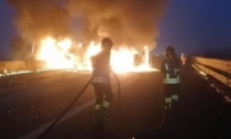 Bisarca prende fuoco sulla A21, autostrada chiusa in entrambe le direzioni