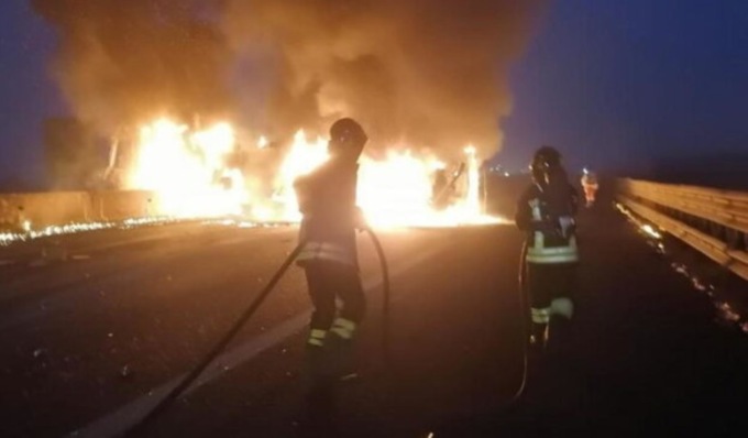 Bisarca prende fuoco sulla A21, autostrada chiusa in entrambe le direzioni