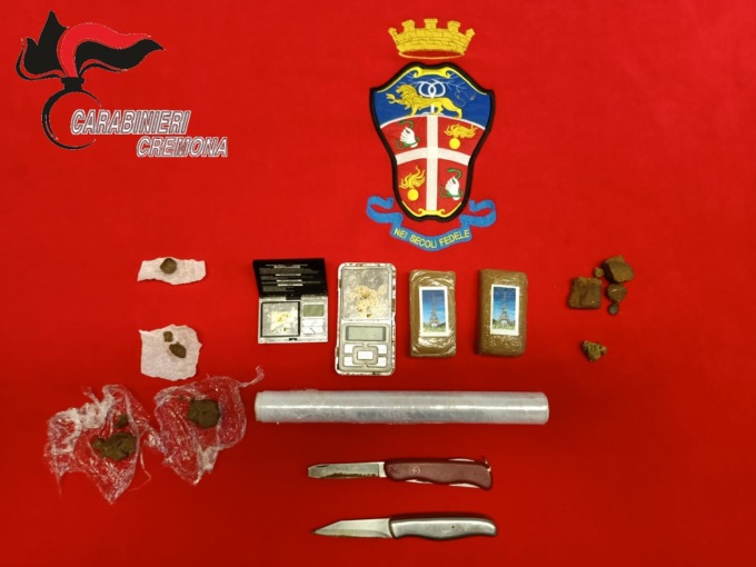 Spacciava in casa in centro a Cremona: un arresto e una denuncia