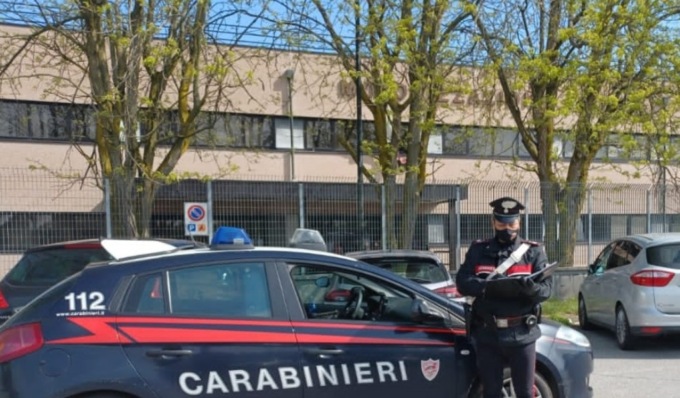 Tenta di superare l’esame per la patente di guida con “l’aiutino da casa”