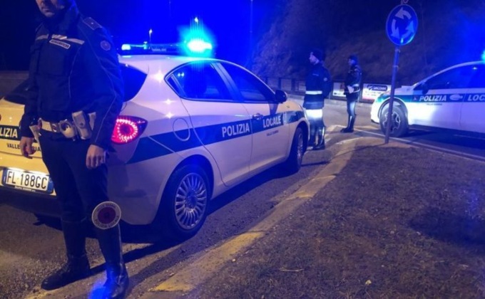 Camion si ribalta sulla rotatoria a Cremona, lamiere sulla strada