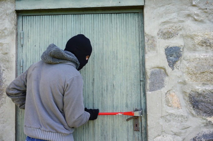 Sorpreso a rubare nelle cantine di un palazzo: 50enne arrestato in flagranza