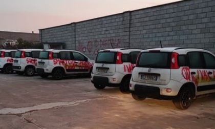 Attacco no vax a Poste Italiane, imbrattate sei auto di servizio a Cremona