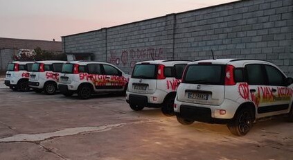 Attacco no vax a Poste Italiane, imbrattate sei auto di servizio a Cremona