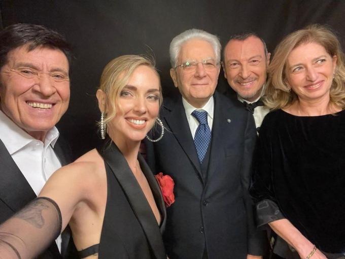 “Pensati libera”: Chiara Ferragni fa brillare l’Ariston per la prima di Sanremo