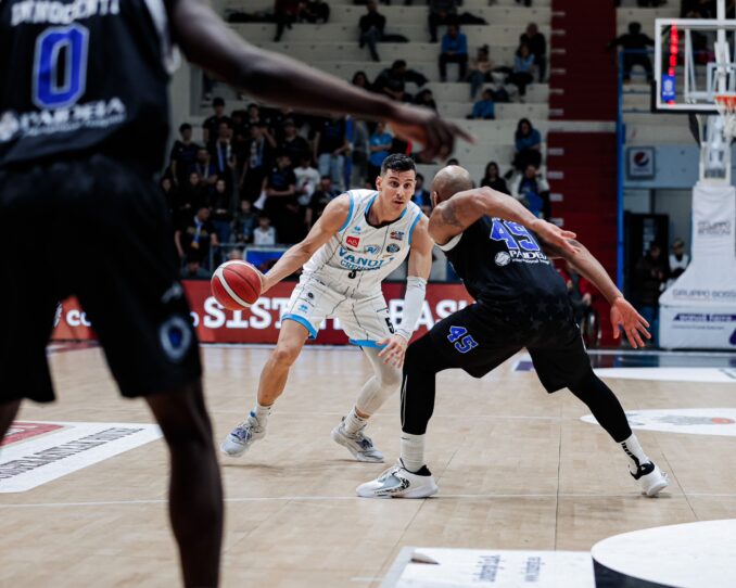 La Vanoli Cremona si è imposta al PalaRadi contro la Stella Azzurra Roma 90-63