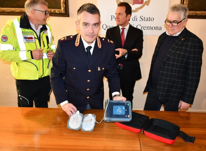 Il Questore di Cremona riceve in dono un defibrillatore semiautomatico