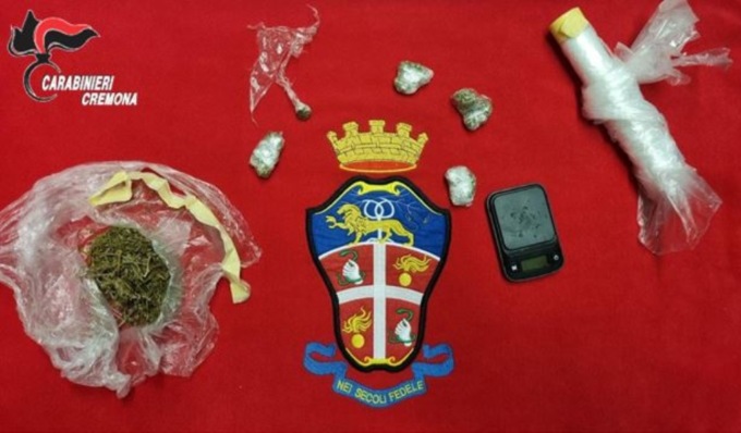 Strano via vai in un palazzo del centro: denunciato 24enne per spaccio