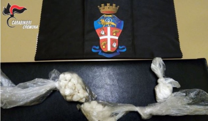 Si aggira con fare sospetto, in auto nascondeva 50 dosi di cocaina