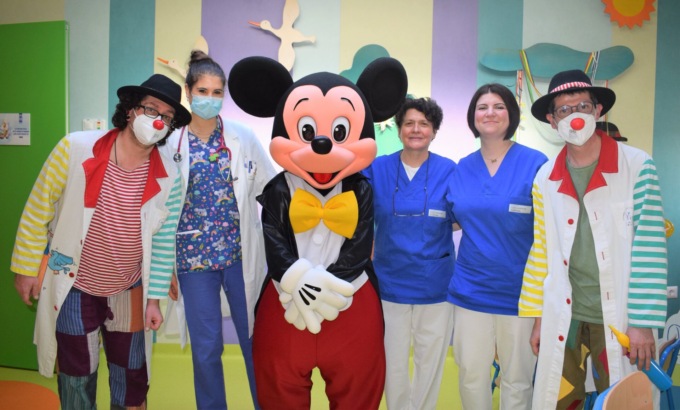 Topolino e i clown rubano sorrisi: anche in pediatria è Carnevale