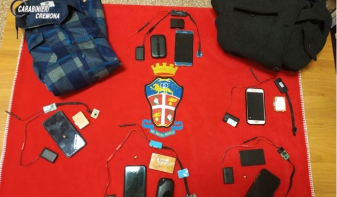 Si sostituisce a un altro all’esame per la patente, quando arrivano i carabinieri scoprono altri cinque furbetti: denunciati