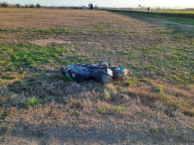 Si schianta in moto e finisce in un fosso: grave 32enne in ospedale in elisoccorso