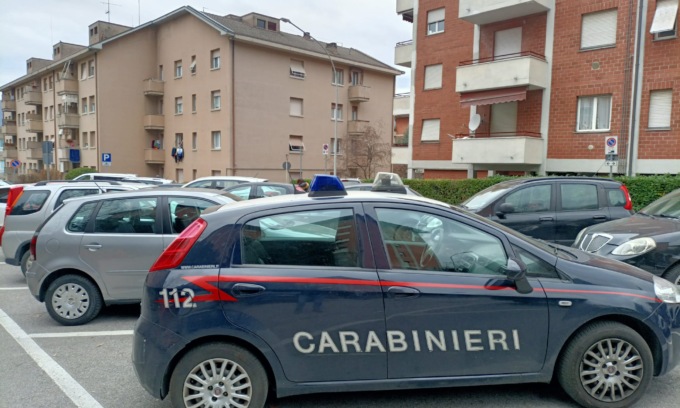 Omicidio nella notte, strangola la moglie e chiama il figlio: “Vieni, ho ucciso la mamma”
