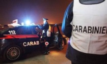 Minacce e insulti durante il controllo, uno sale sul cofano dell'auto dei Carabinieri