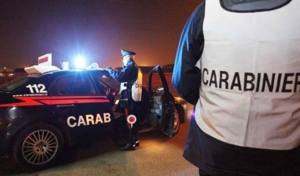 Casalmaggiore: Guys create confusion in an apartment building, hashish was found in one of them