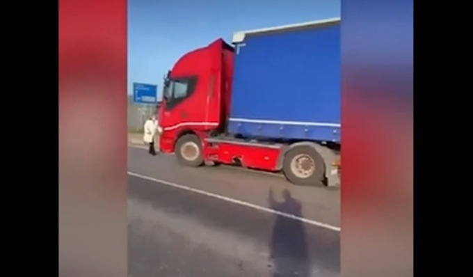 Dopo il furto del portafoglio tentò di investirla con il camion: preso dopo 10 giorni di indagini