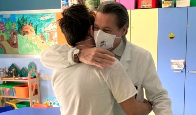 Sette equipe mediche per Alessandro, salvato a soli 12 anni da un’infezione cerebrale