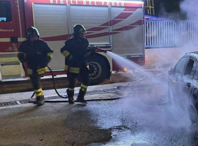 Auto incendiata a Izano, spegne le fiamme anche il sindaco