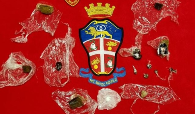 In casa hashish e un’arma da guerra: arrestato pusher 57enne