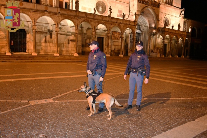 Controlli nei locali del centro: 80 persone identificate e droga sequestrata