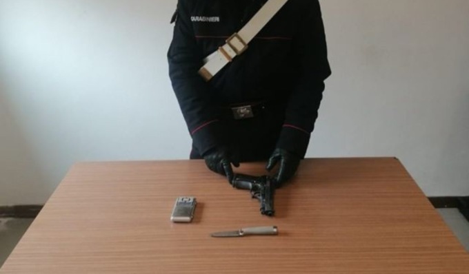 Trovata con droga e una pistola, arresto e denuncia per una donna