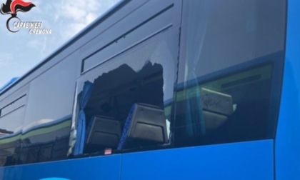 Non hanno il biglietto del bus e insultano la conducente: uno blocca il mezzo, un altro sfonda un finestrino con un sasso