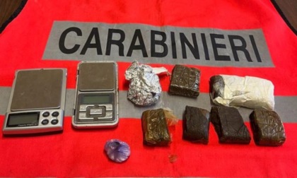 In tasca cocaina e nel mobile sei panetti di hashish: arrestato 36enne