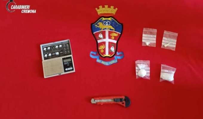 Mentre si trova ai domiciliari prepara dosi di cocaina: arrestato a Soresina