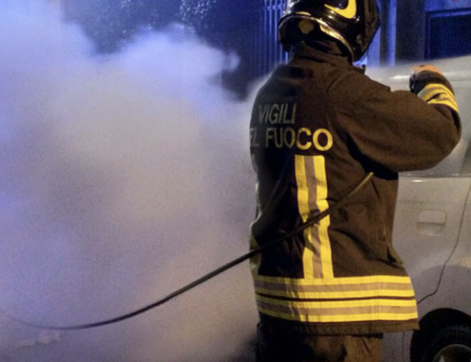 Auto prende fuoco a San Daniele Po, lievemente ferito il conducente 62enne