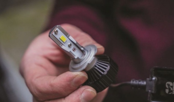 Ruba (in più riprese) lampadine a led per 480 euro: identificato e denunciato ladro seriale