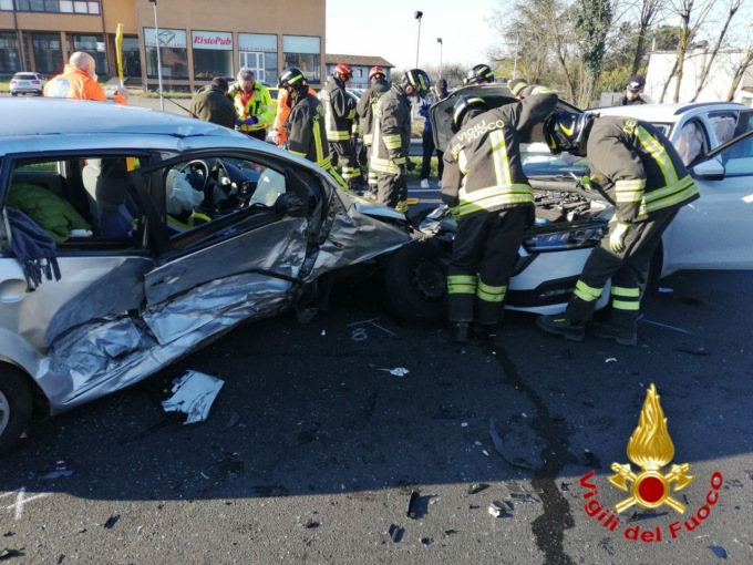 Spino d’Adda, violento frontale tra due auto sulla Paullese
