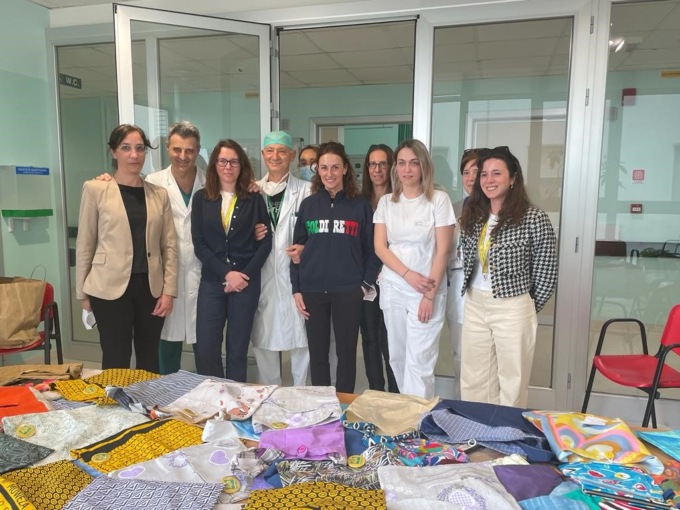Le “borse per la vita” consegnate al Maggiore: “La nostra carezza alle donne ricoverate in Oncologia”