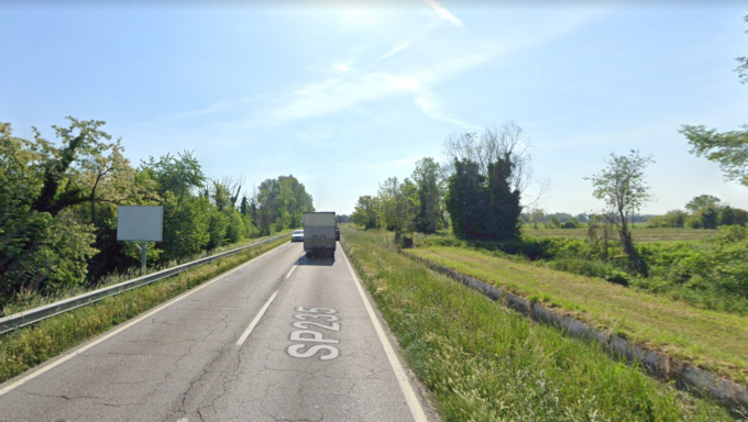 Schianto frontale tra auto e pullman, muore automobilista 52enne