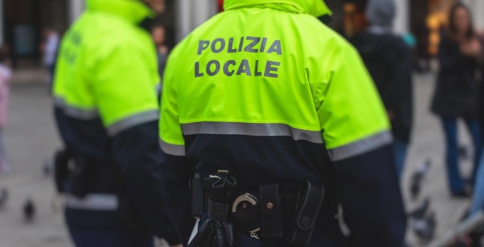 Si lamenta sui social per la multa ricevuta a Casalmaggiore, querelato per diffamazione