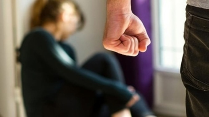 Pugni, calci, schiaffi e tirate di capelli: all’ennesima aggressione denuncia il compagno violento