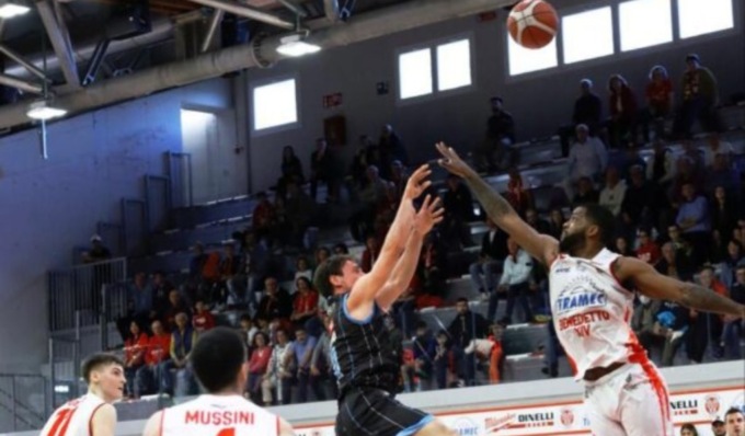 La Vanoli Cremona vince a Cento 79-82 con un canestro di Lacey sulla sirena