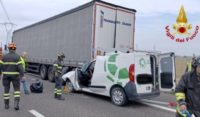 Schianto in A21, furgone tampona tir: 27enne gravissimo