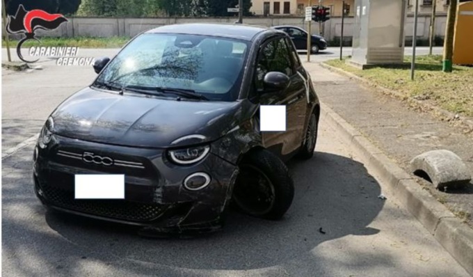 Non si ferma all’alt, parte il folle inseguimento: 21enne arrestato dopo lo schianto contro il marciapiede